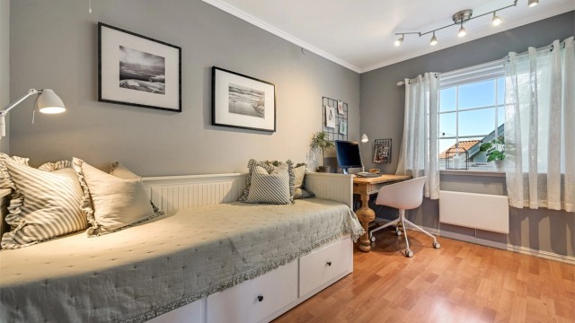 Soverom i 1. etasje med god plass til seng og skrivebord.