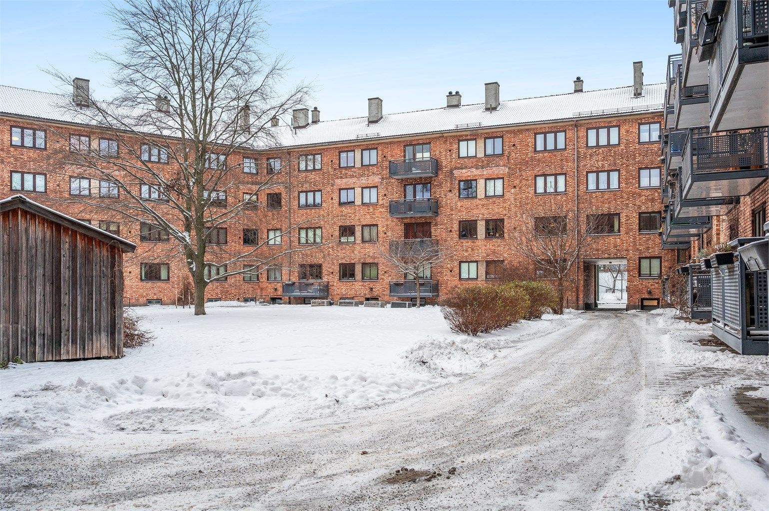 Kampen Byggeselskap består av teglsteinsgårder og ligger skånet fra biltrafikk i parkpreget område.