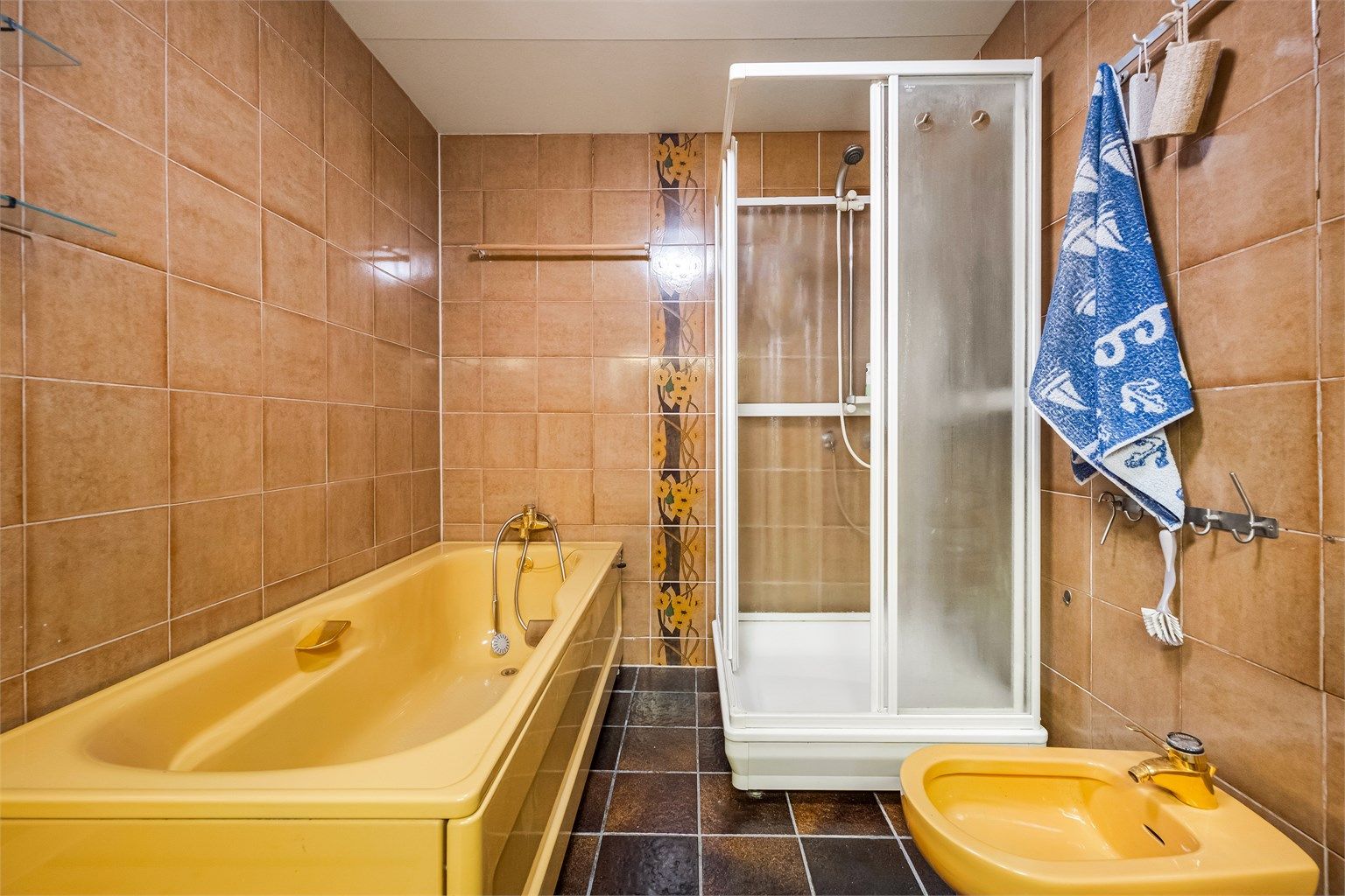 Badet er innredet med både separat dusjkabinett og badekar. Rommet er gitt tilstandsgrad 3 (TG3) i tilstandsrapporten.