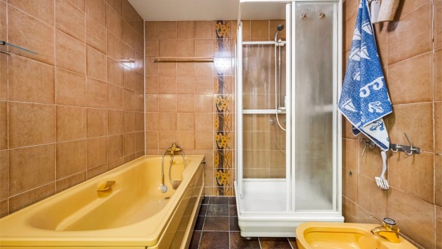 Badet er innredet med både separat dusjkabinett og badekar. Rommet er gitt tilstandsgrad 3 (TG3) i tilstandsrapporten.