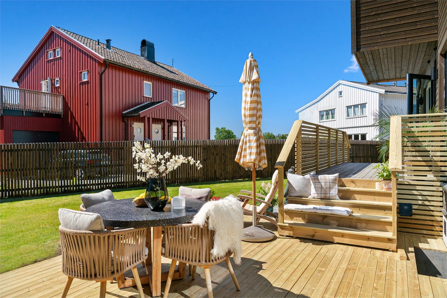 På markterrassen er det god plass til flere sittegrupper samt grill