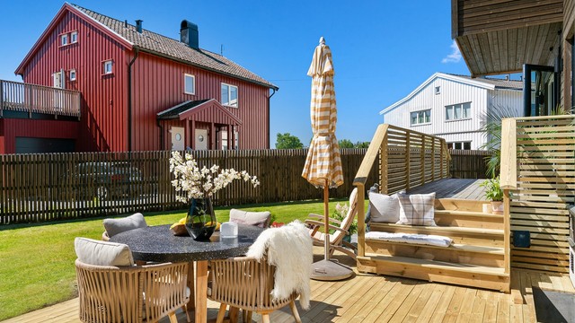 På markterrassen er det god plass til flere sittegrupper samt grill