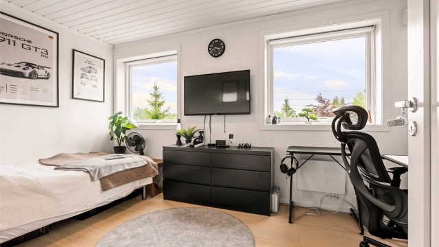 I den delen av underetasjen som tilhører hoveddelen inngår blant annet to store soverom som begge er ypperlige ungdomsrom.