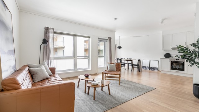 Romløsningen er effektiv og hensiktsmessig utformet, blant annet med stuen og kjøkkenet i åpen løsning.