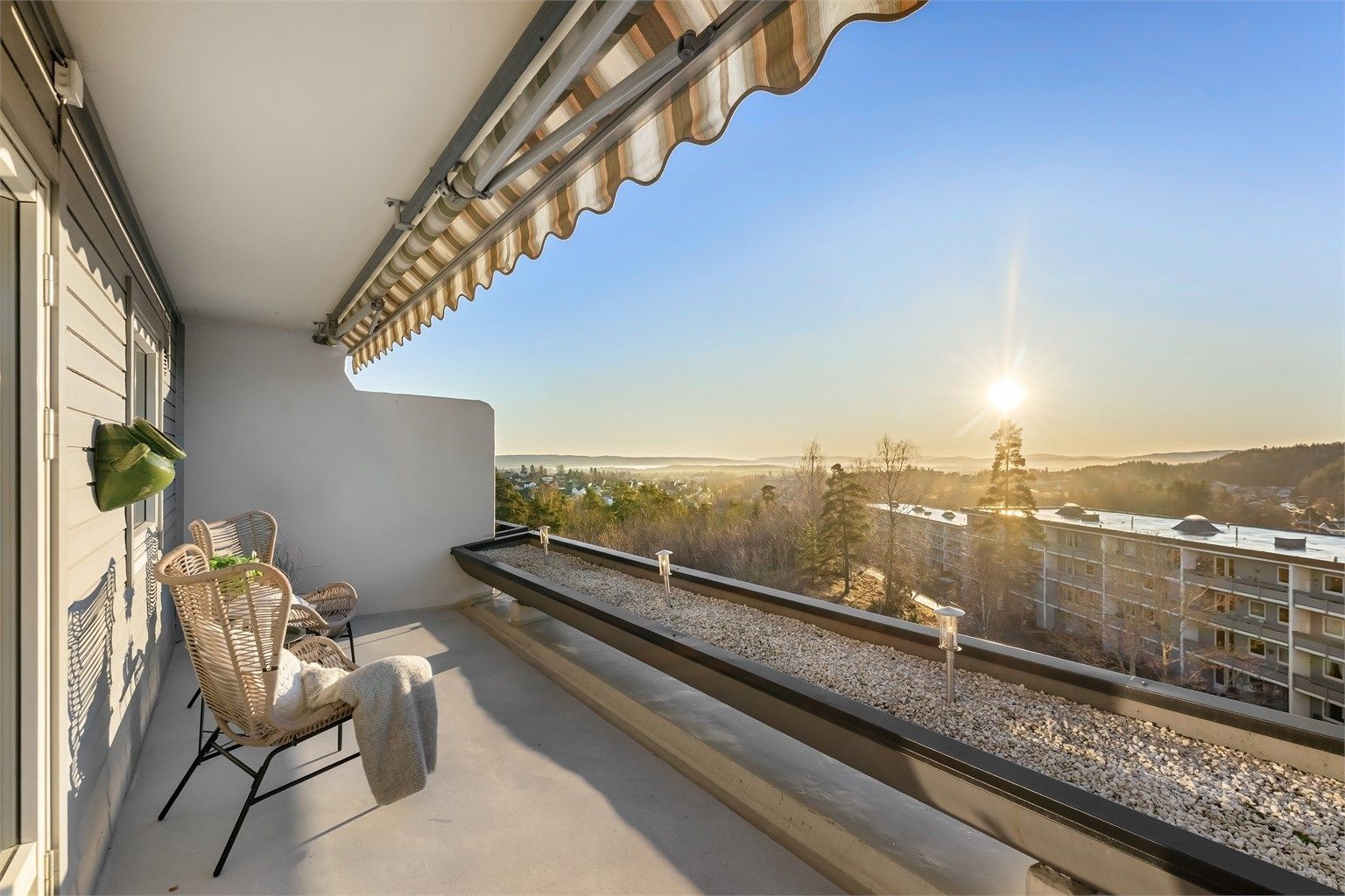 Gjennomgående 4-roms toppleilighet med flott utsikt | To balkonger | Garasjeplass m/elbillader. Foto: Zovenfra