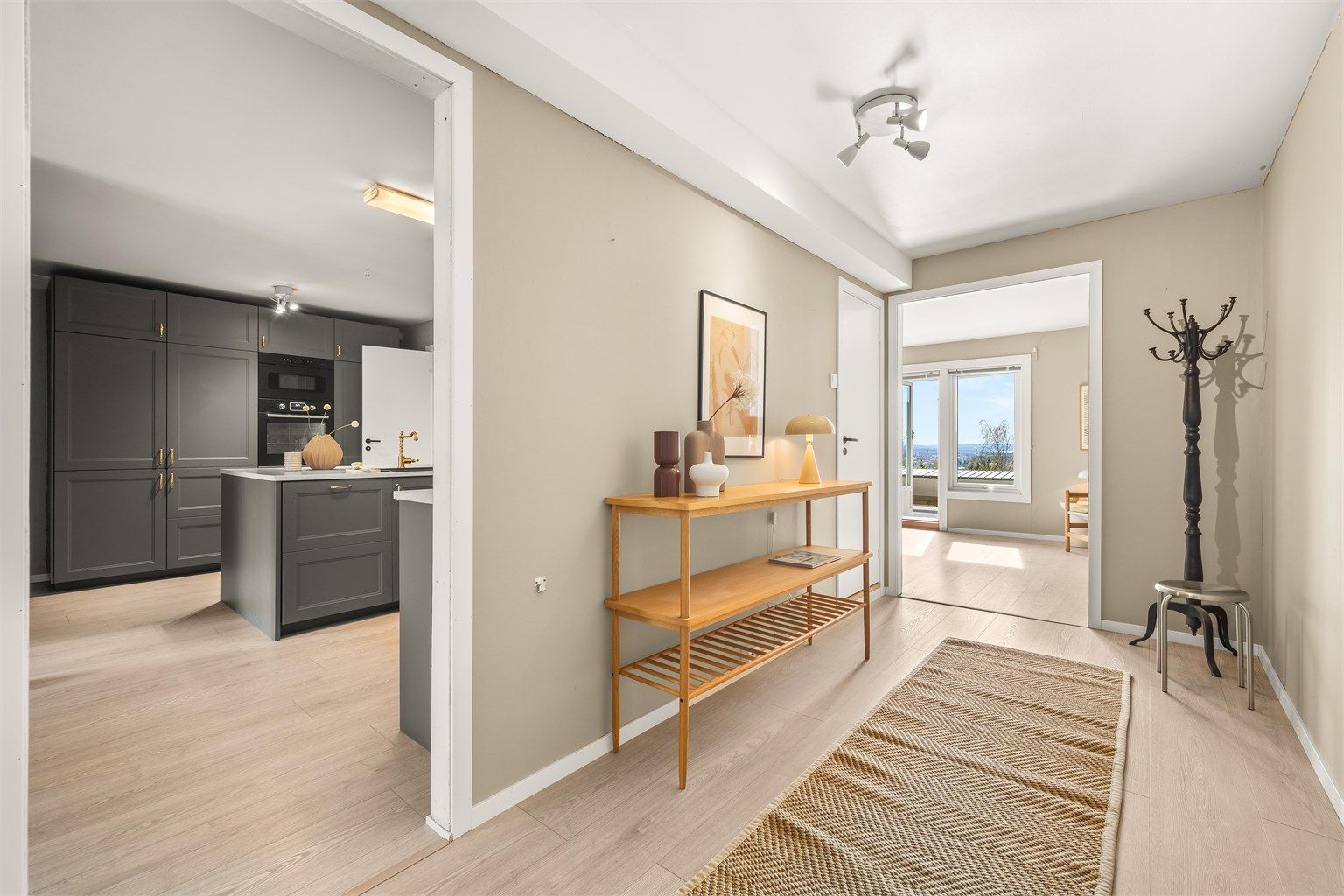 Entréen gir et godt førsteinntrykk og har gjennomgående laminatgulv som i resten av leiligheten.