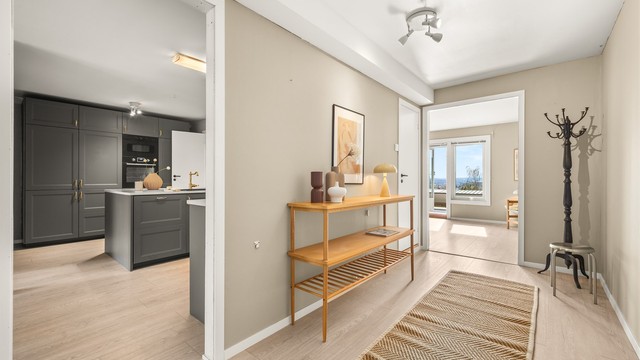 Entréen gir et godt førsteinntrykk og har gjennomgående laminatgulv som i resten av leiligheten.