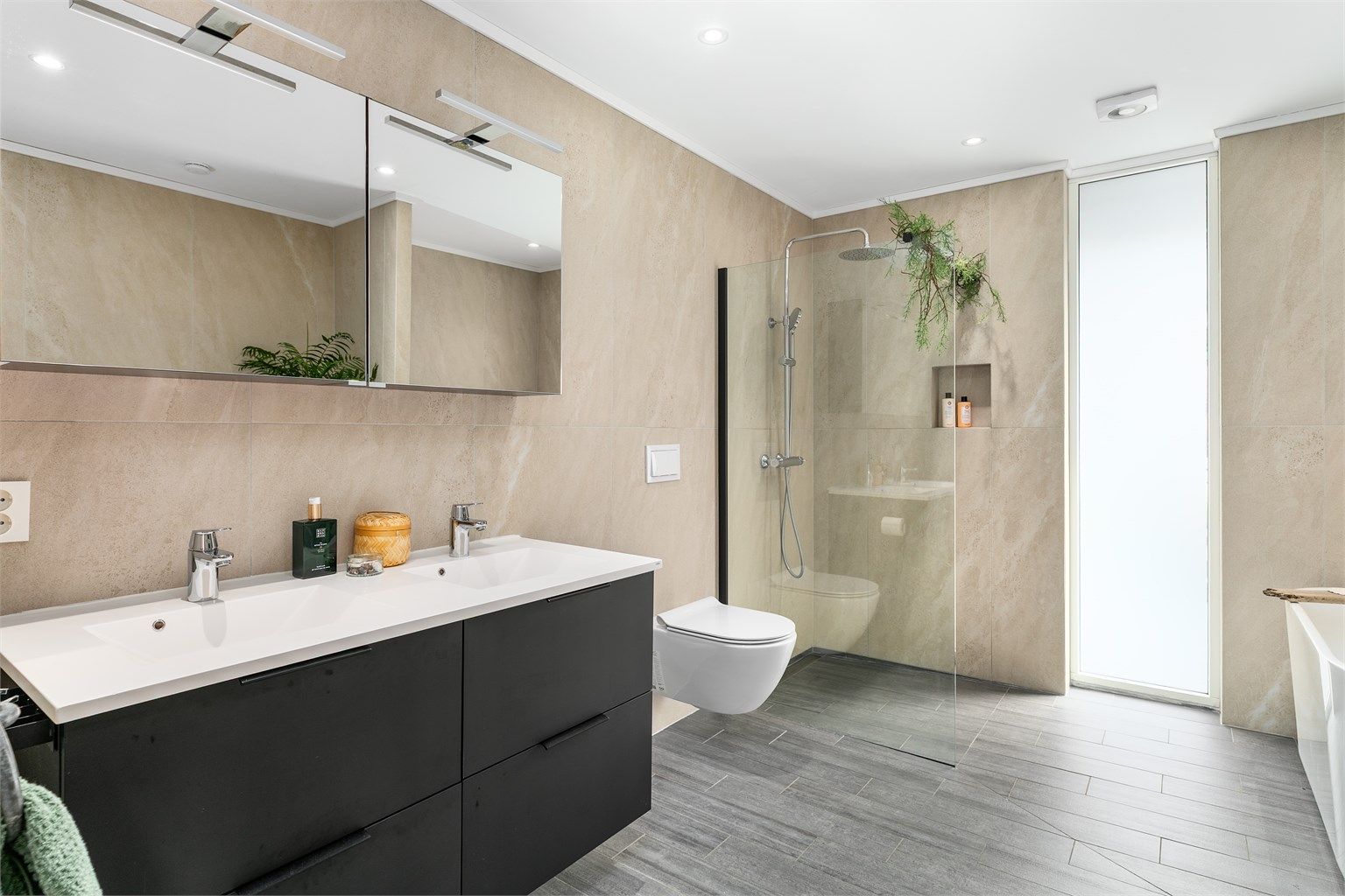 Badet ble i 2020 både renovert og samtidig utvidet til nær dobbel størrelse. Dobbel servant gjør det mulig for to personer å benytte badet samtidig.