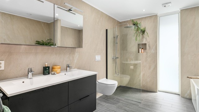 Badet ble i 2020 både renovert og samtidig utvidet til nær dobbel størrelse. Dobbel servant gjør det mulig for to personer å benytte badet samtidig.