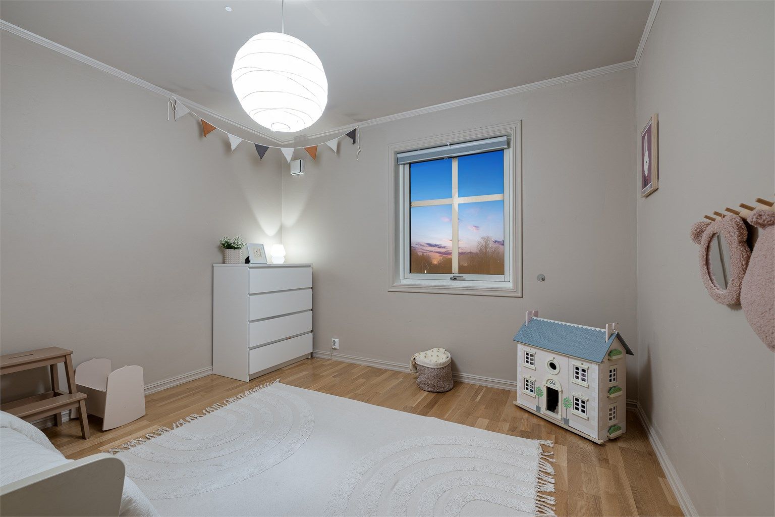 Boligen har flere soverom av god størrelse, ideelt for en familie.