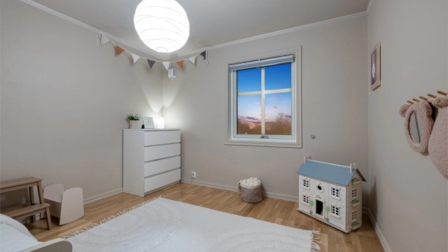 Boligen har flere soverom av god størrelse, ideelt for en familie.