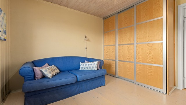 Soverommet har en romslig skyvedørsgarderobe med god plass til sesongenes klesbehov
