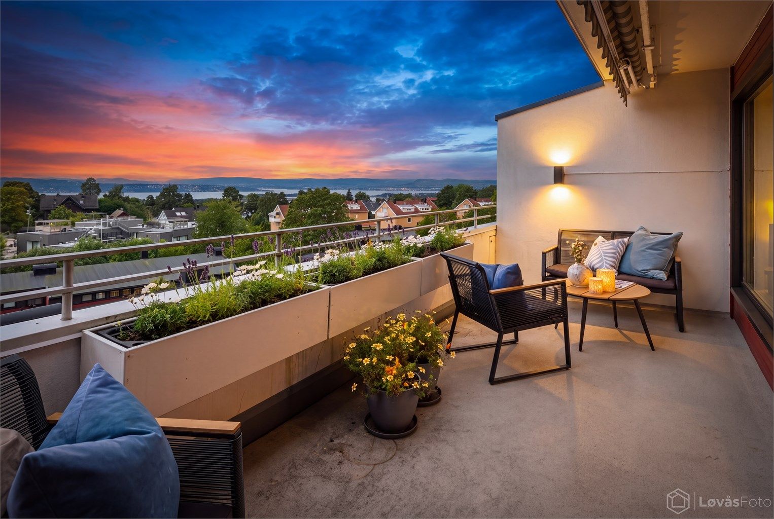 Stor terrasse med flott utsikt og sen kveldssol.