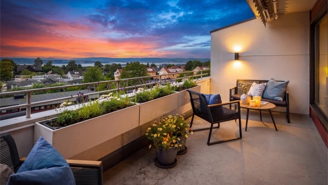 Stor terrasse med flott utsikt og sen kveldssol.
