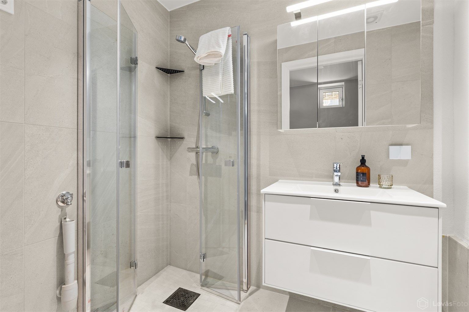 Nytt flislagt bad i 2024 med gulvvarme og opplegg for vaskemaskin