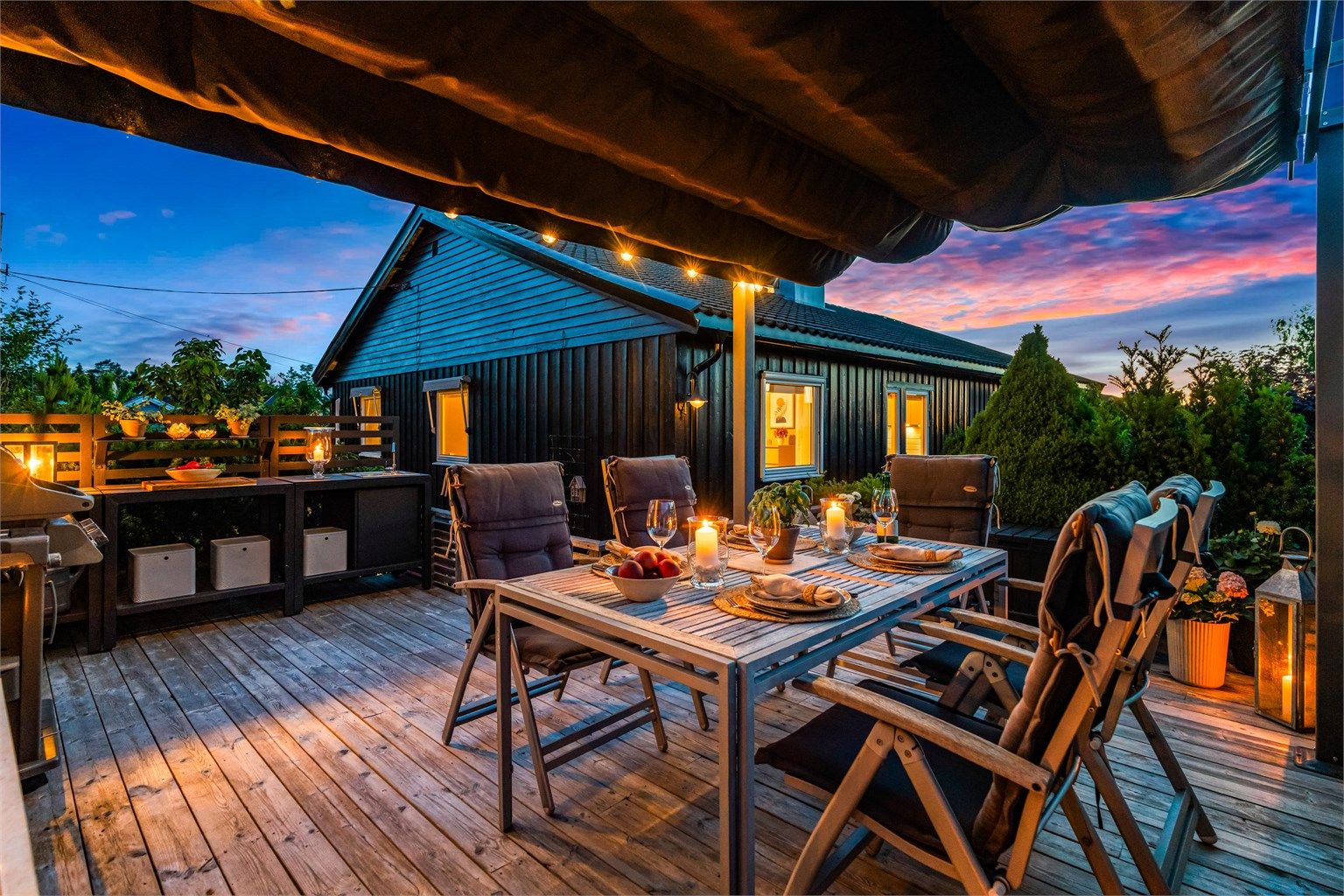 Utekjøkkenet og grillen står klare