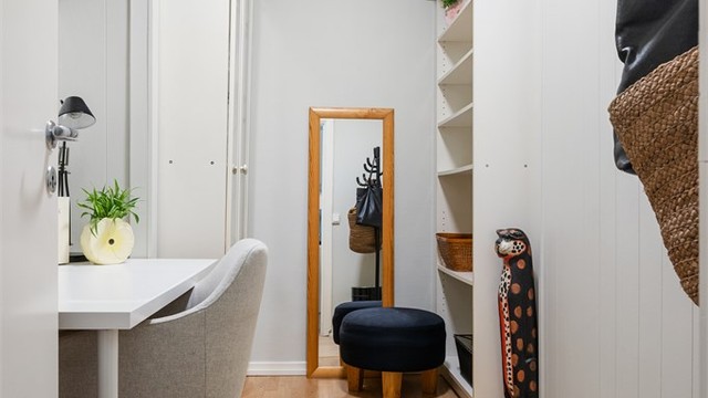Et supert ekstra rom med plass til garderober og en liten kontorløsning.