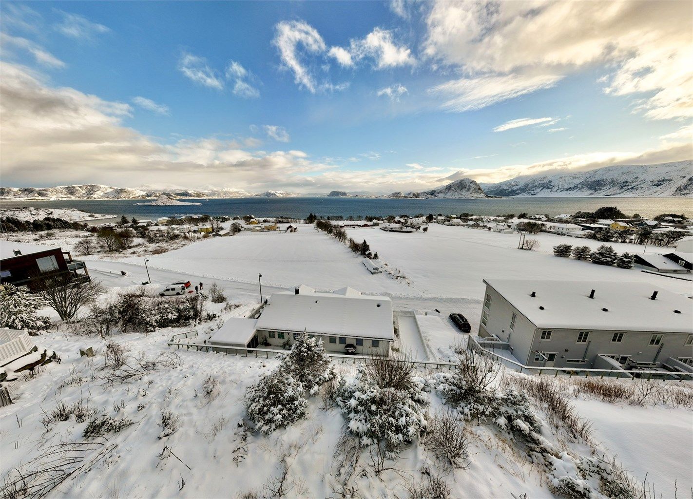 Nærmeste dagligvare er Joker Godøy, kun tre minutters gange fra boligen.