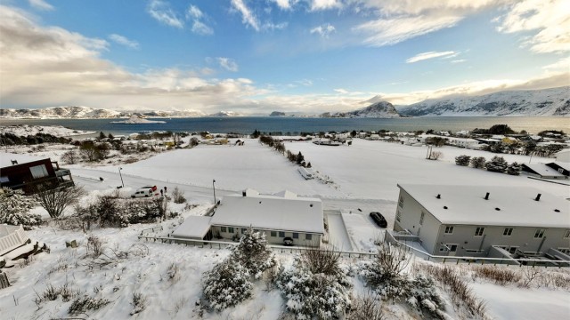 Nærmeste dagligvare er Joker Godøy, kun tre minutters gange fra boligen.