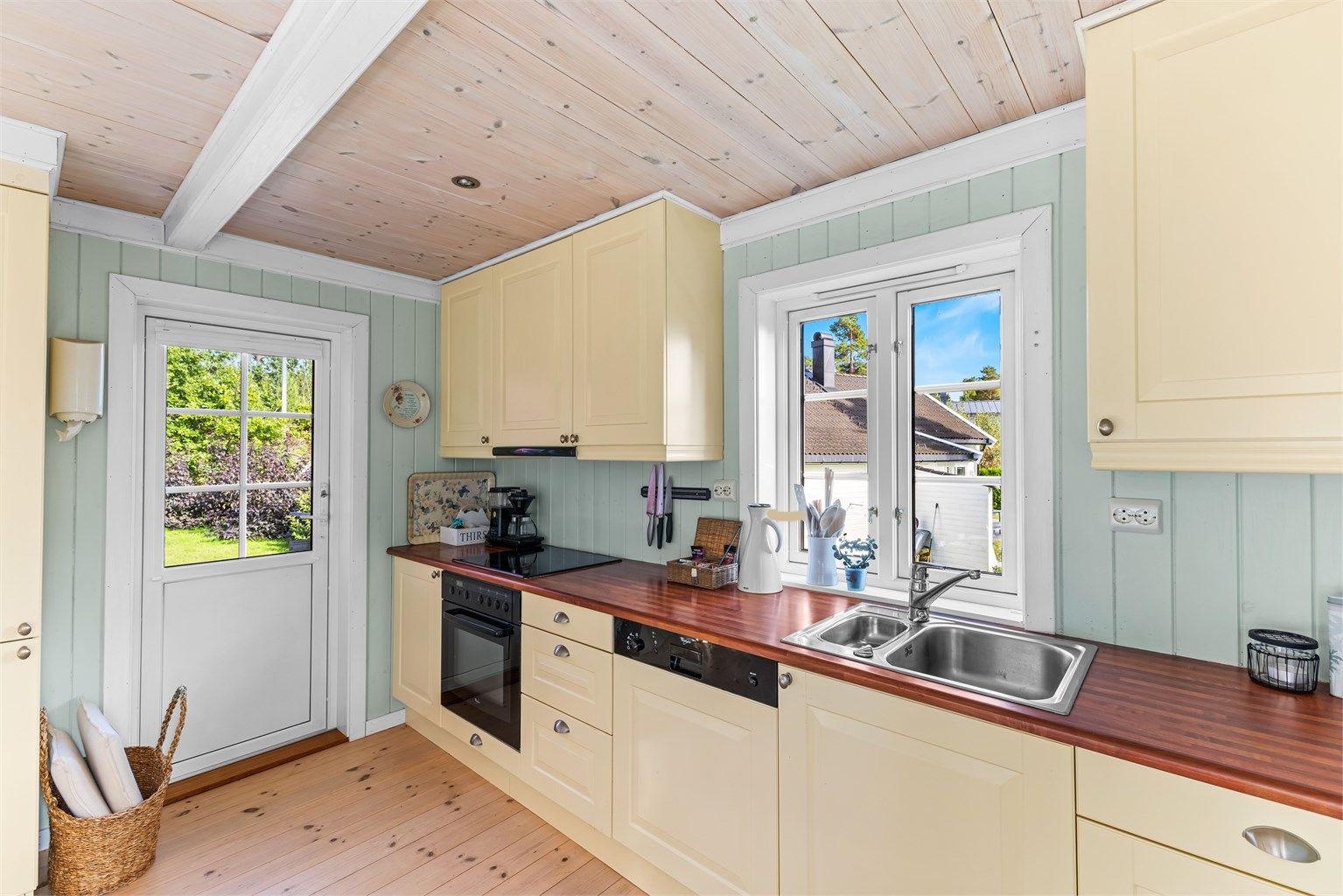 Egen utgang til hagen fra kjøkkenet. Praktisk og fin innredning med integrerte hvitevarer