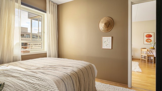 Fra soverommet er det enkel adkomst til leilighetens øvrige rom, som gir en god flyt i boligen.