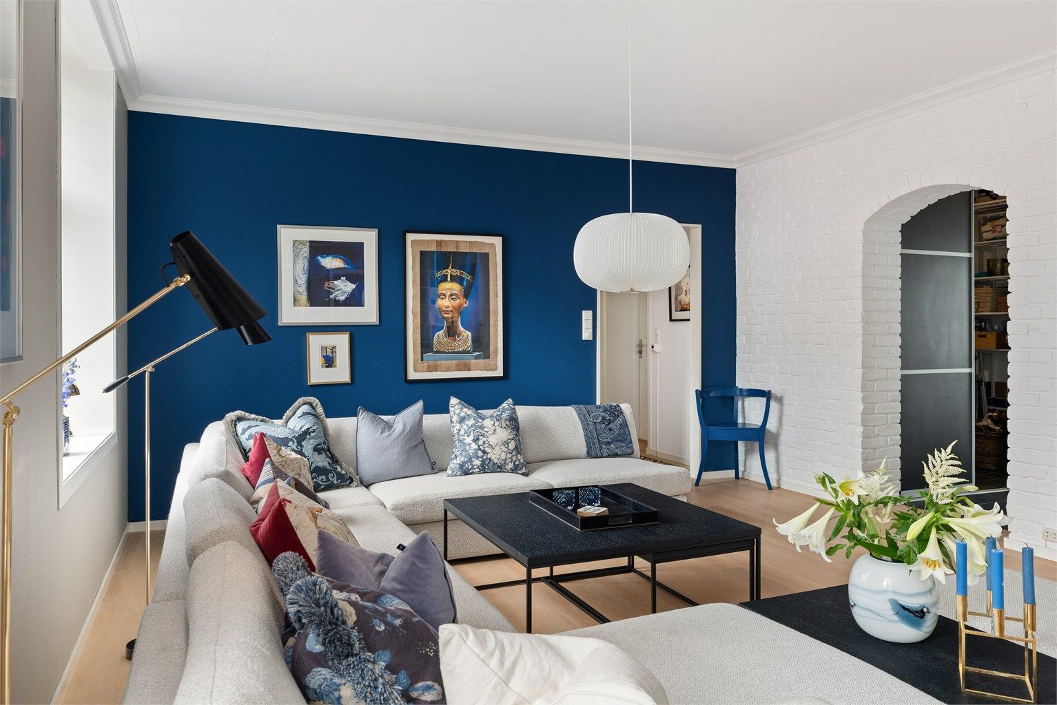 Stuen er romslig og har god plass til en stor sofagruppe.