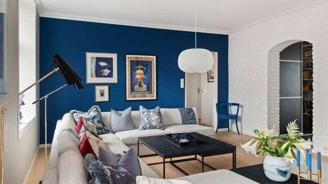 Stuen er romslig og har god plass til en stor sofagruppe.