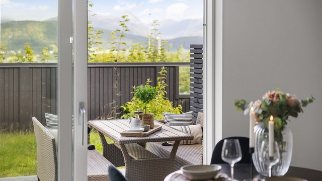Utsikt mot hagen og nærområdet fra stuen.