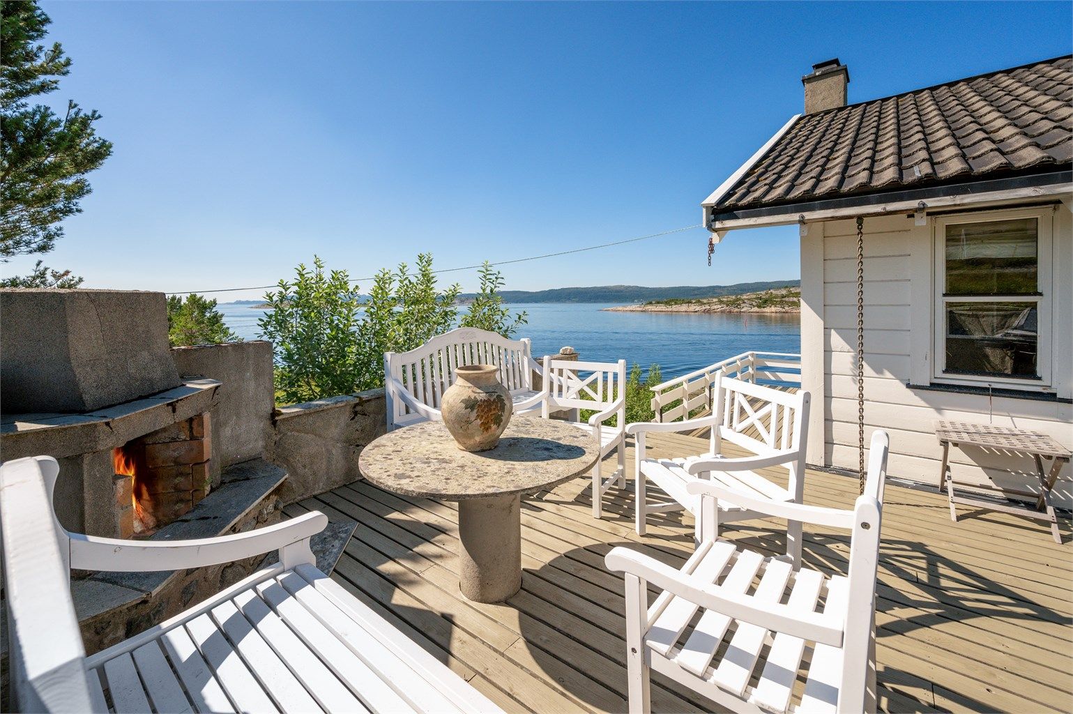 Hytta har en perfekt beliggenhet i hyttefeltet med fantastiske sol- og utsiktsforhold.
