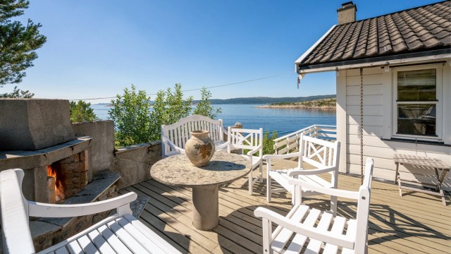 Hytta har en perfekt beliggenhet i hyttefeltet med fantastiske sol- og utsiktsforhold.