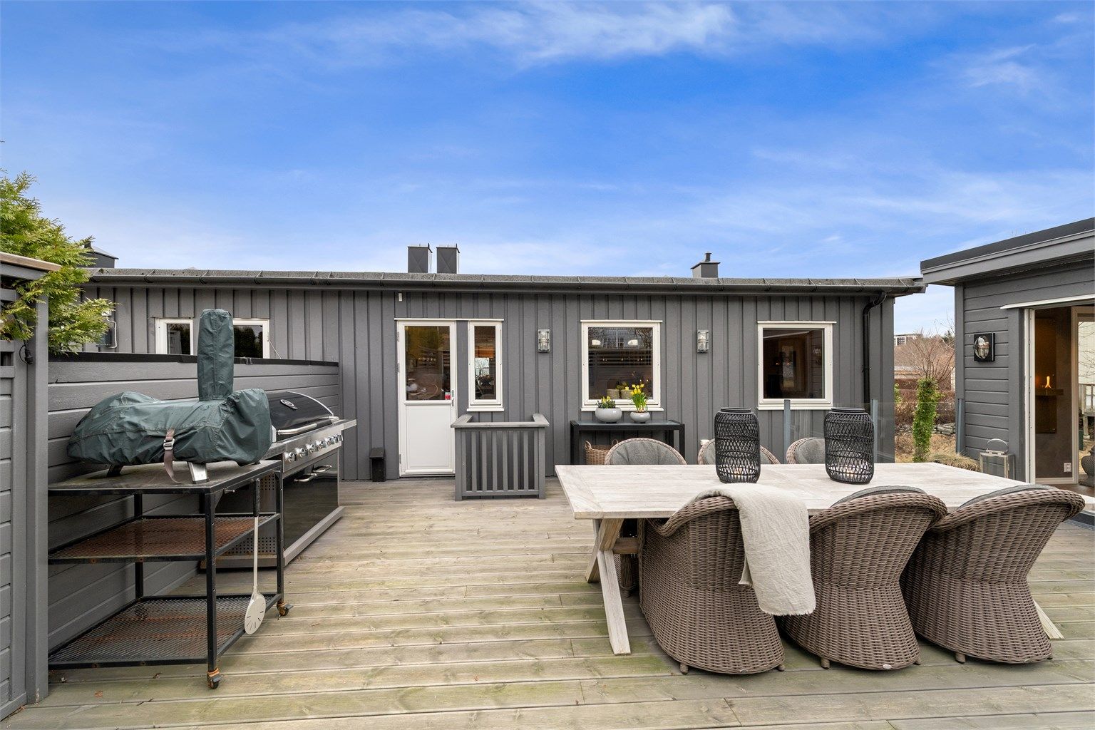 Terrassen på 46 m² er et naturlig samlingspunkt til grilling og sosialt samvær