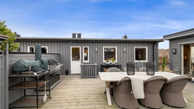 Terrassen på 46 m² er et naturlig samlingspunkt til grilling og sosialt samvær