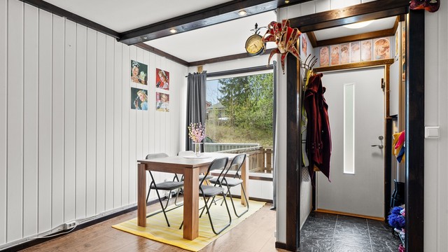 Stue - plass til langbord for gjester kan inviteres til hyggelig selskap - stort vindu som gir godt med naturlig lysinnslipp