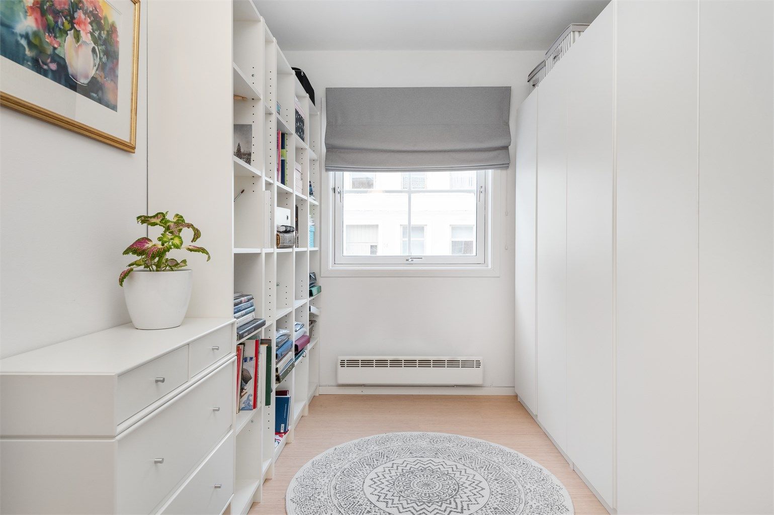 Soverommet på 7 kvm benyttes i dag som garderoberom. 