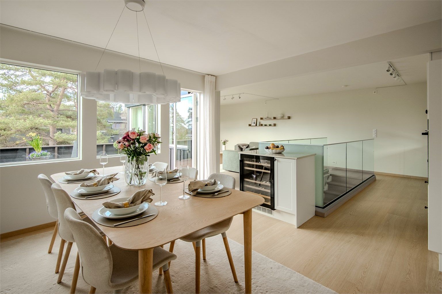 Spisestuen har god plass til langbord og er et naturlig samlingspunkt for familie og venner. Foto: Lars Gartå