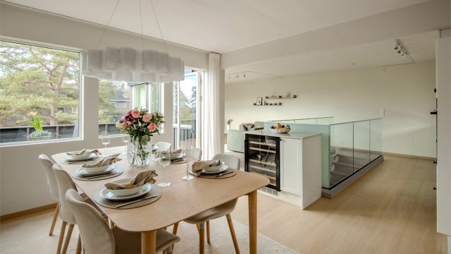 Spisestuen har god plass til langbord og er et naturlig samlingspunkt for familie og venner. Foto: Lars Gartå