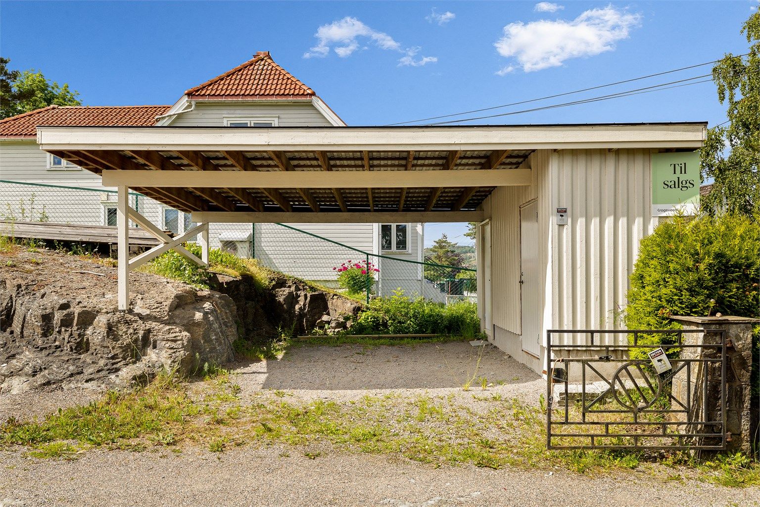 Carporten har to boder.