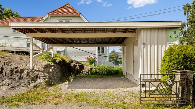 Carporten har to boder.