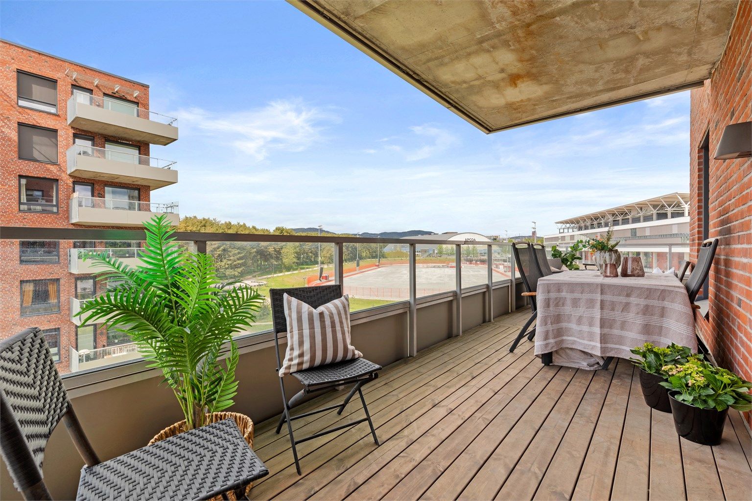 Fra balkongen nyter du en flott og fri utsikt over grønne friområder, park, det nye skøyteanlegget ved Valle Hovin og Intility Arena. 