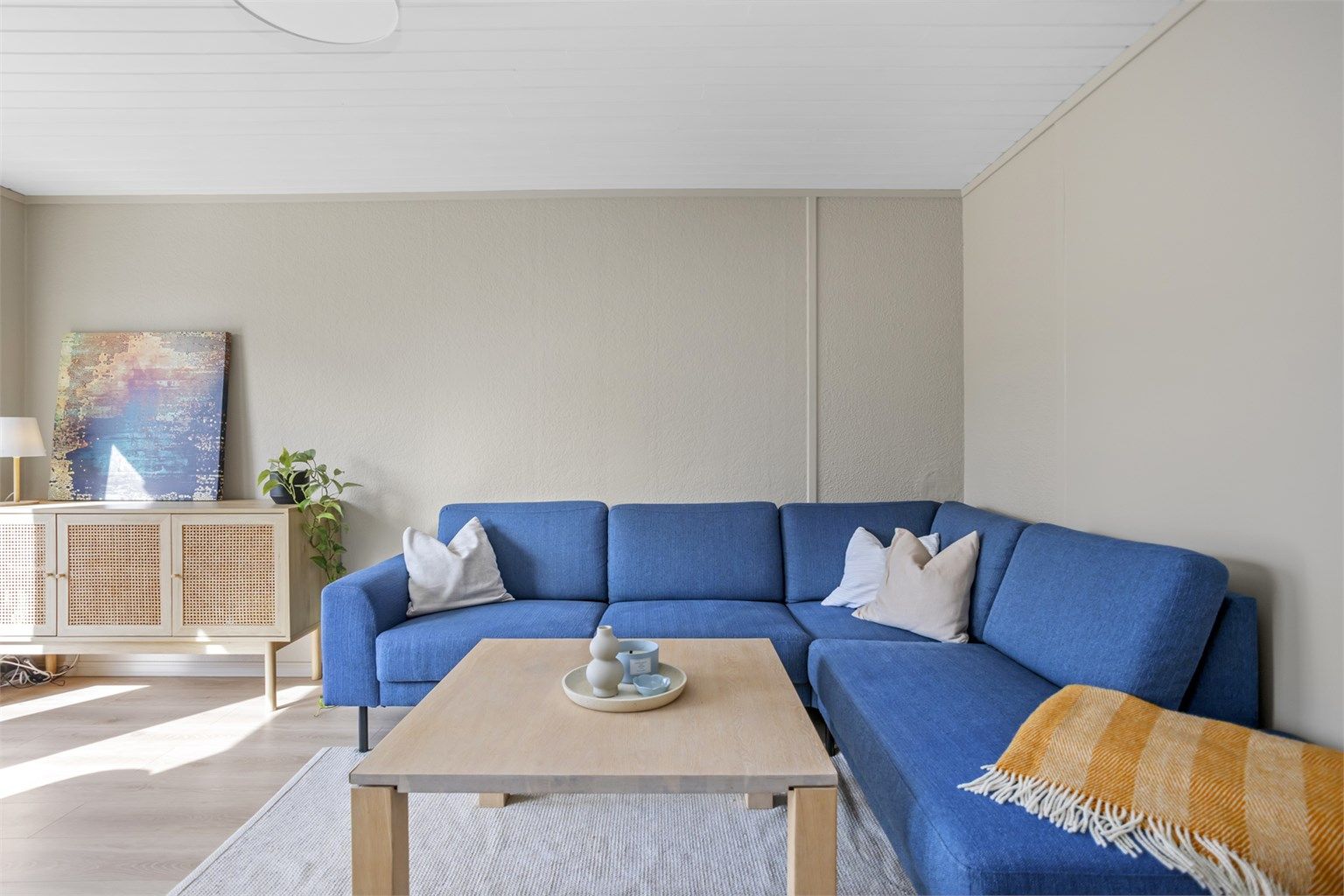 Stuen har god plass til en sofagruppe.