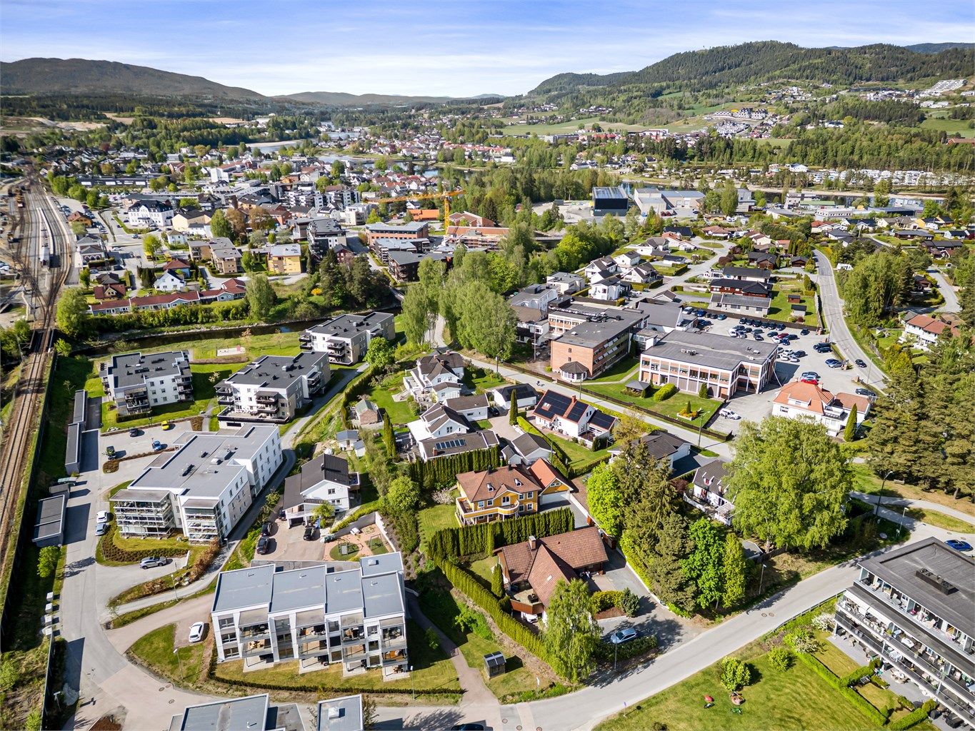 Gangavstand til sentrum med det meste av servicetilbud som butikker, bank, apotek, treningssenter mm.