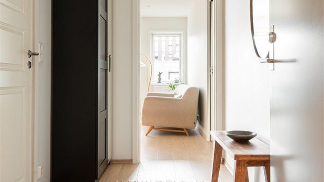 Entréen har slette innerdører og parkett fornyet i 2021.