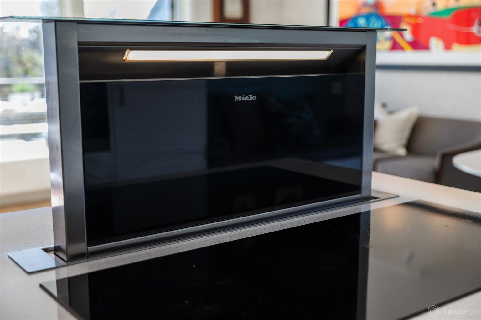 Platetoppen har en nedfellbar ventilator fra Miele som er integrert i kjøkkenøya