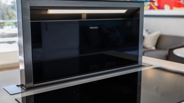 Platetoppen har en nedfellbar ventilator fra Miele som er integrert i kjøkkenøya