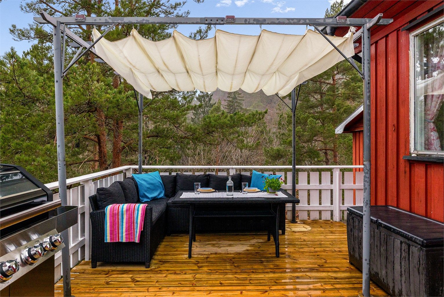 PÅ HYTTA HANDLER livet i stor grad om å være ute, og for å slappe av i loungesofaen trengs ikke noe særlig annet enn kanskje en bok.