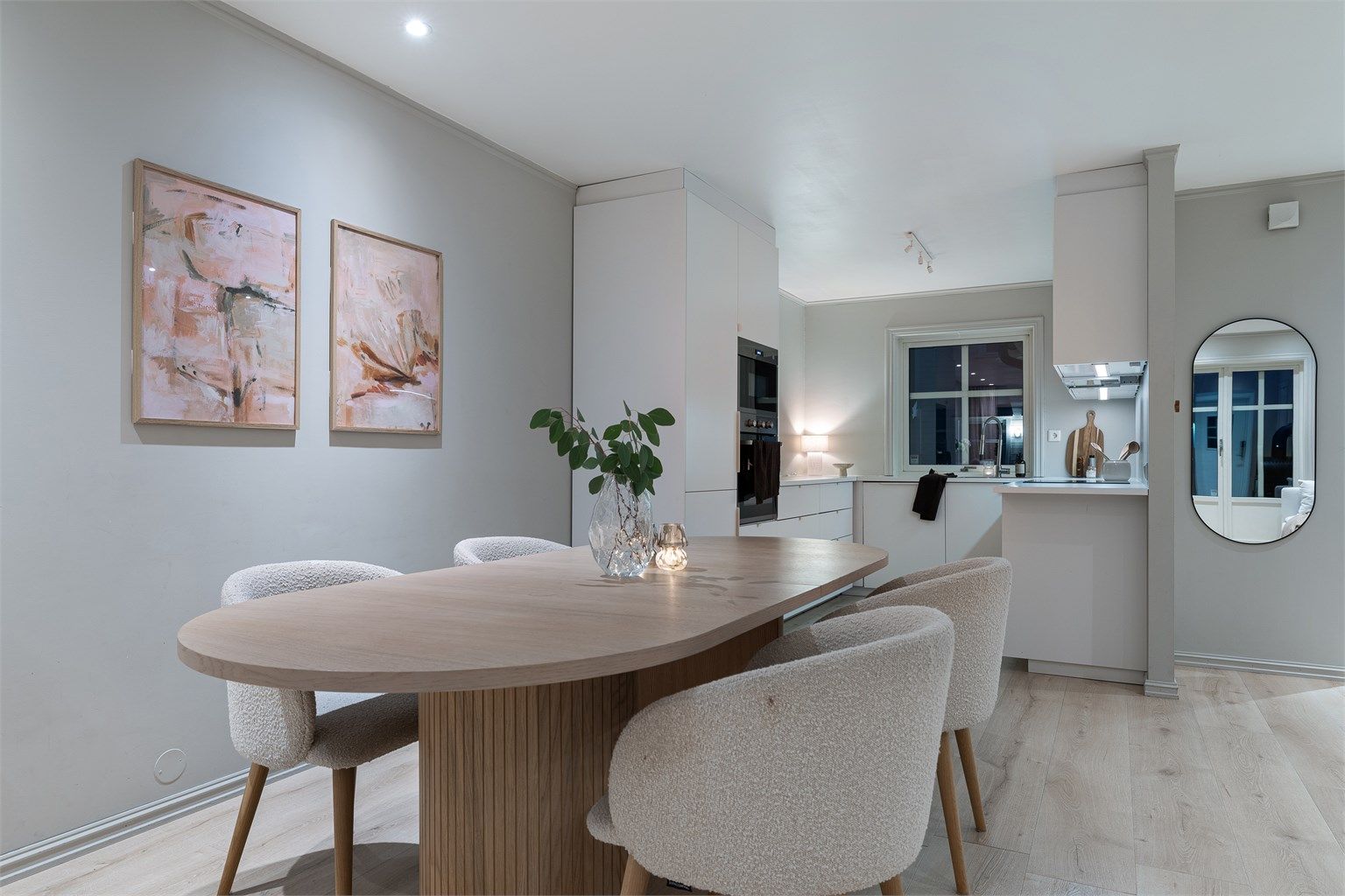 Kjøkkenet ble oppgradert i 2021 og har en praktisk utforming med god plass til spisebord.