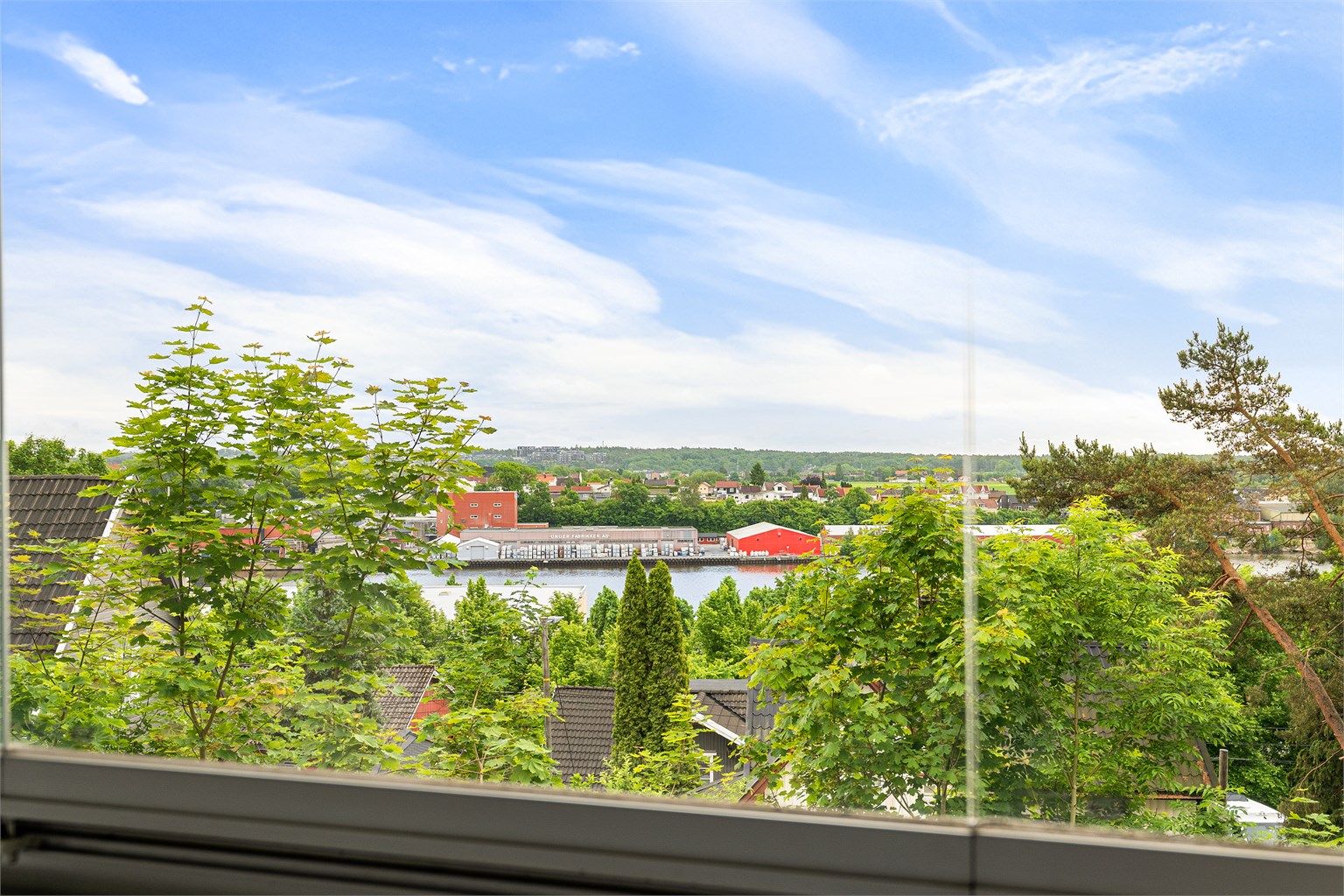 Ute som inne sees fin utsikt over Glomma og Østsiden. Innsyn til leiligheten er det i praksis ikke. Fotograf; Kristoffer Kristiansen.