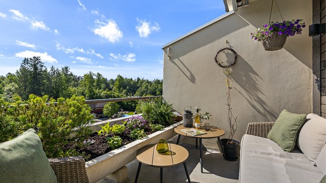 Hyggelig balkong med utgang fra stuen. Her er det utsyn mot grøntområder og plass til utemøbler.