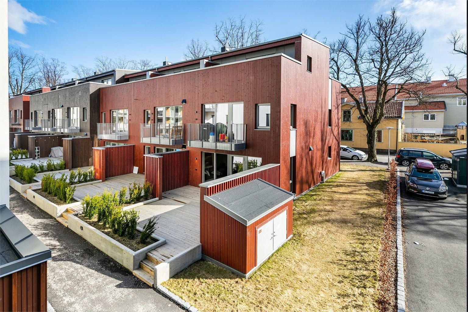 Leiligheten er den kanskje best beliggende blant byhusene i Skarmyrakvartalet; i første etasje på husrekkens vestre ende.