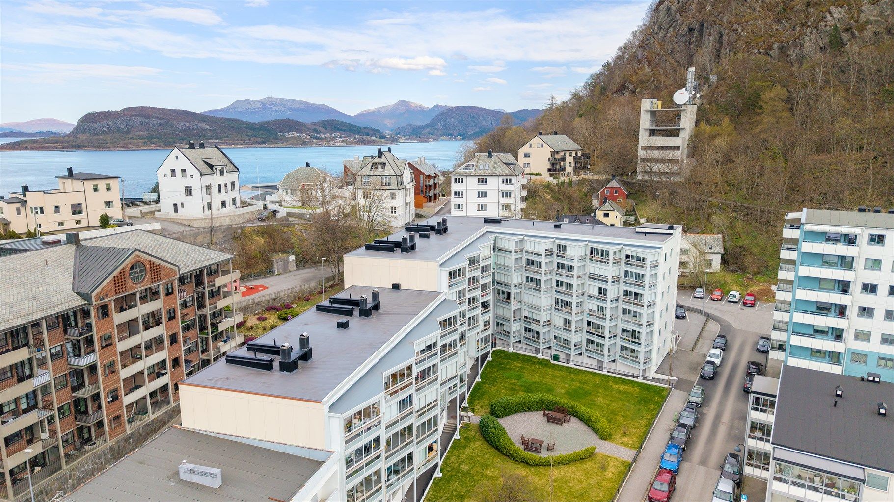 Dronefoto av borettslaget som ligger i rolig gate uten gjennomgangstrafikk